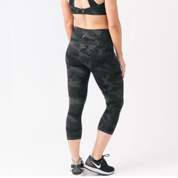 ZYIA Luxe high rise capris - Picture 1 of 5